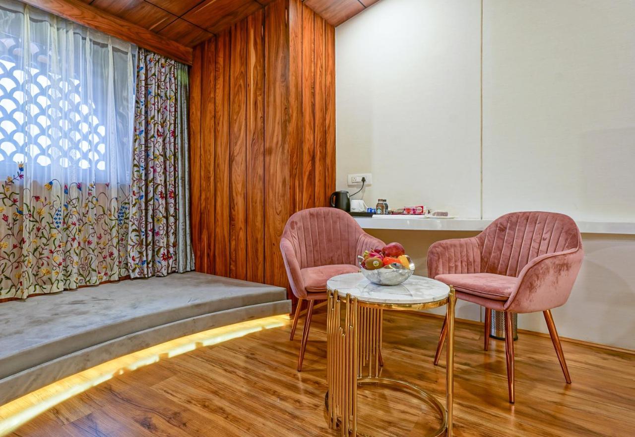 Hotel Snowland, Srinagar Exteriör bild
